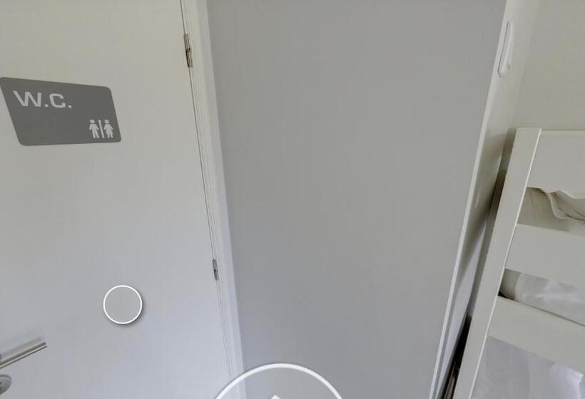 غرفة قياسية رباعية مزودة بشُرفة, We Are Hostel