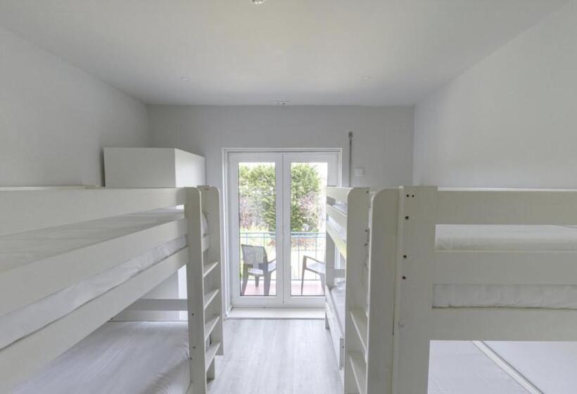 Четырехместный Номер Стандарт с Балконом, We Are Hostel