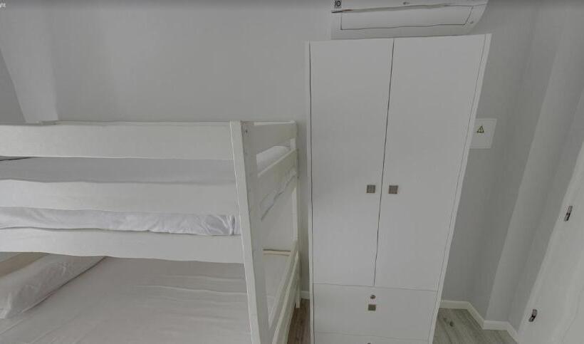 غرفة قياسية رباعية مزودة بشُرفة, We Are Hostel