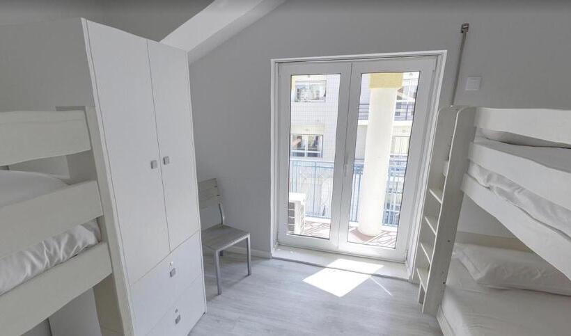 غرفة قياسية رباعية مزودة بشُرفة, We Are Hostel