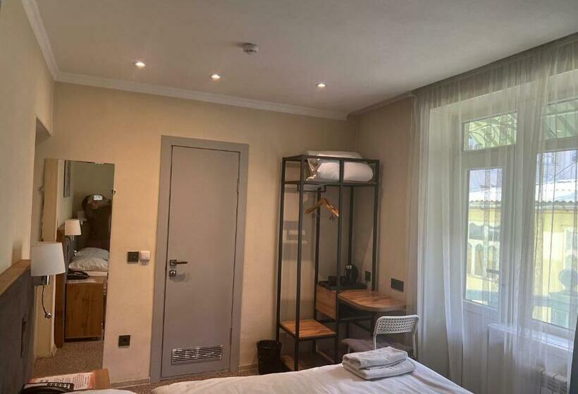 اتاق لوکس یک تخته, Art Osh