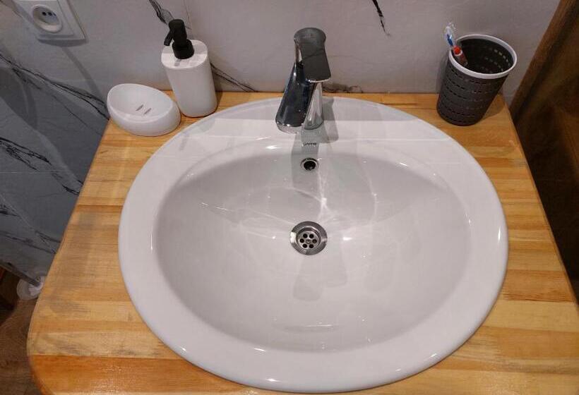 اتاق لوکس یک تخته, Art Osh