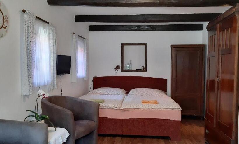 标准三人间, Chalupa U Studánky