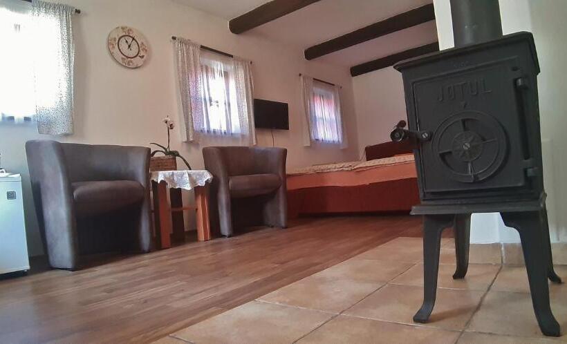 标准三人间, Chalupa U Studánky