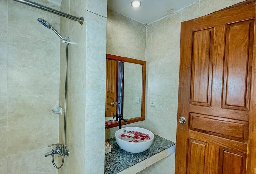 מיטת קינג בסוויטה, Villa Indochine D Angkor