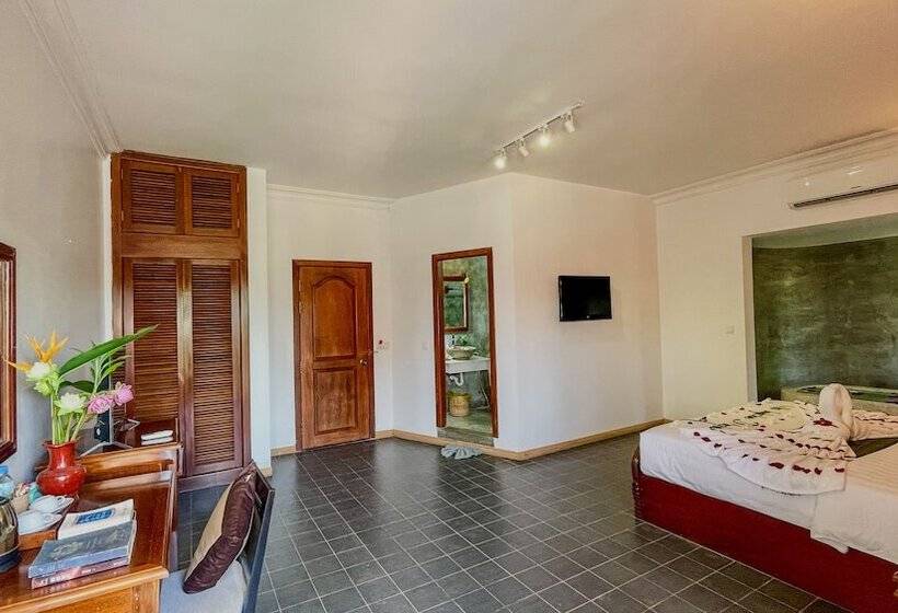 מיטת קינג בסוויטה, Villa Indochine D Angkor