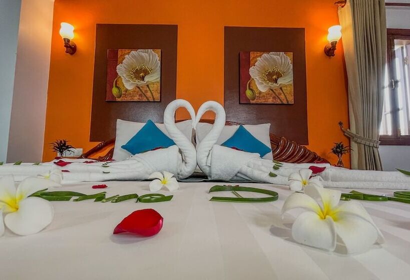 מיטת קינג בסוויטה, Villa Indochine D Angkor