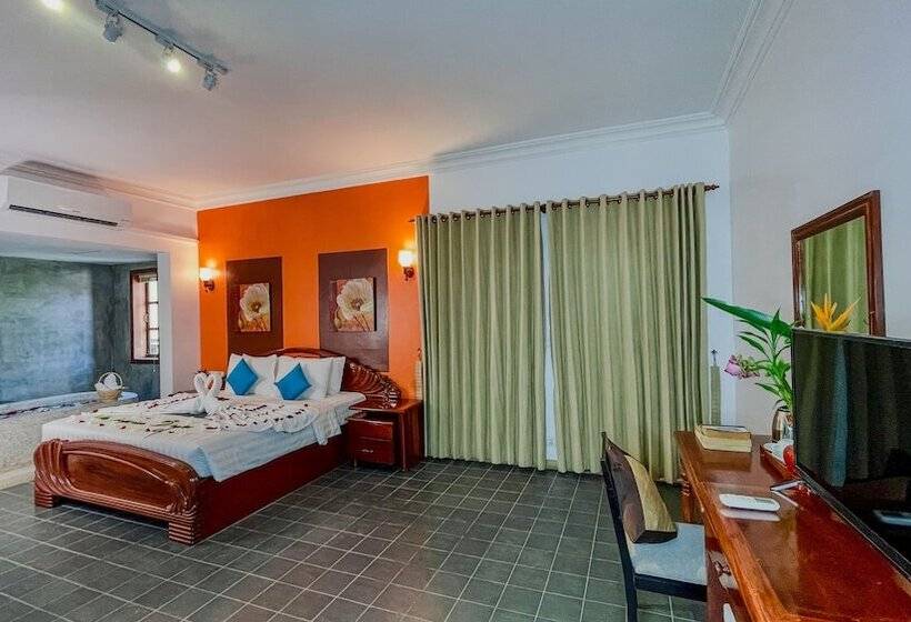 מיטת קינג בסוויטה, Villa Indochine D Angkor