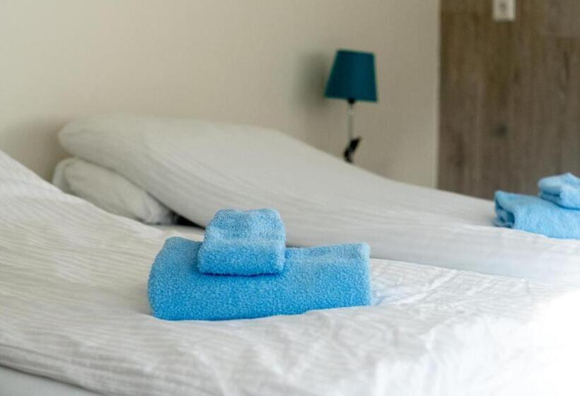 バスルーム共有のトリプルスタンダード, The Guesthouse By The Fjord