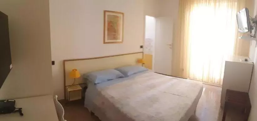 Economy Room, Galassi