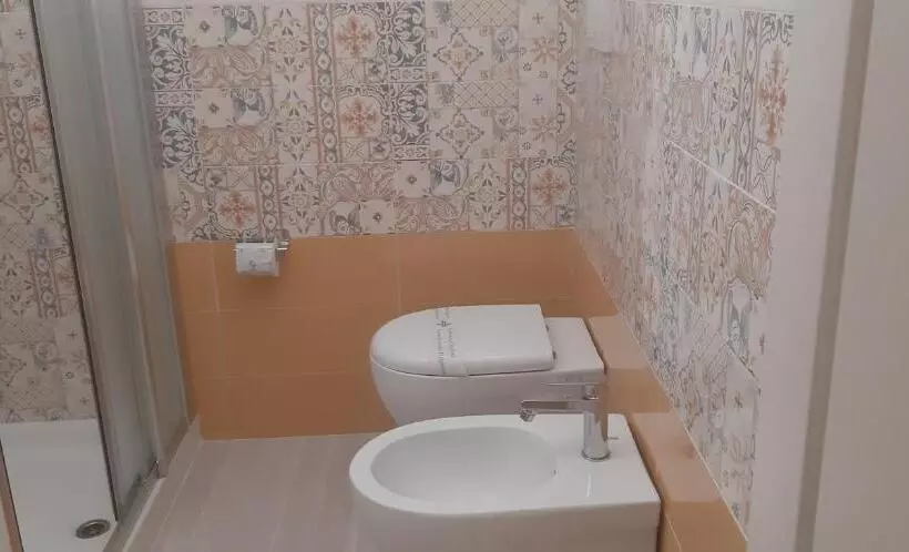 Economy Room, Galassi