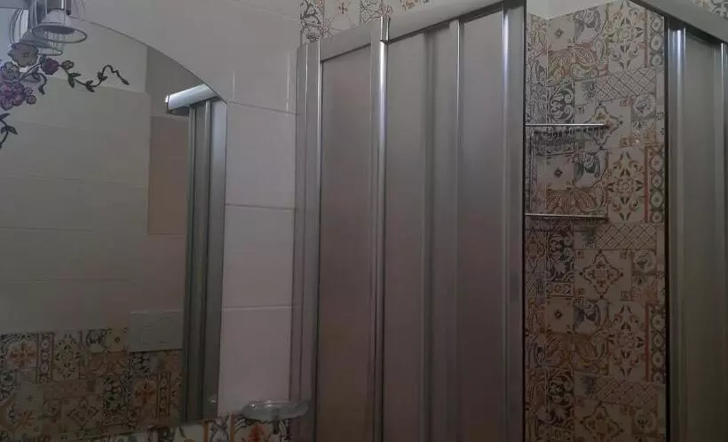 Economy Room, Galassi