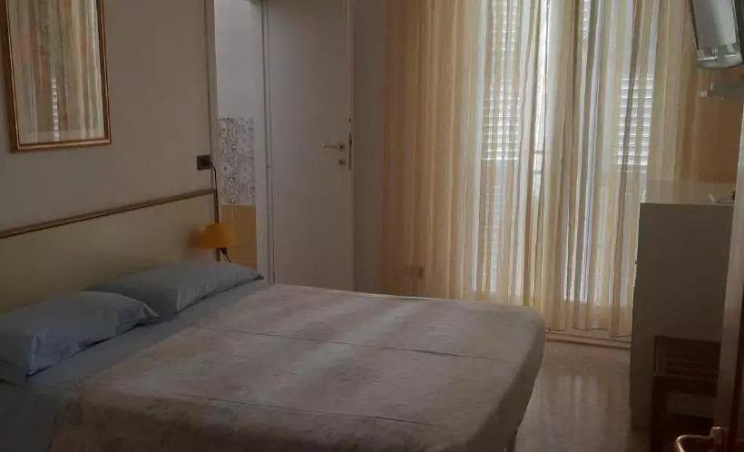 Economy Room, Galassi