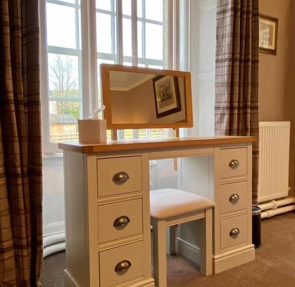 패밀리 룸, Harts Head