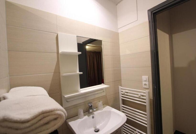 جناح جونيور, Hôtel Vol De Nuit Purpan