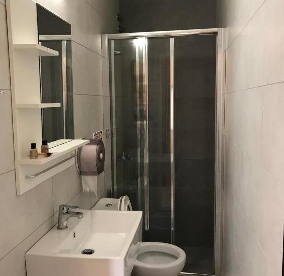 חדר סטנדרט לשלושה, Lena