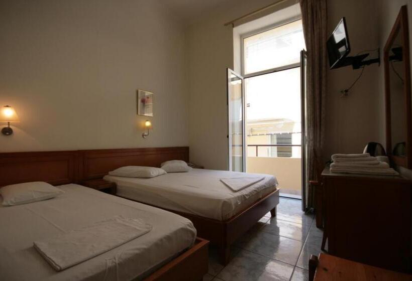 חדר סטנדרט לשלושה, Lena