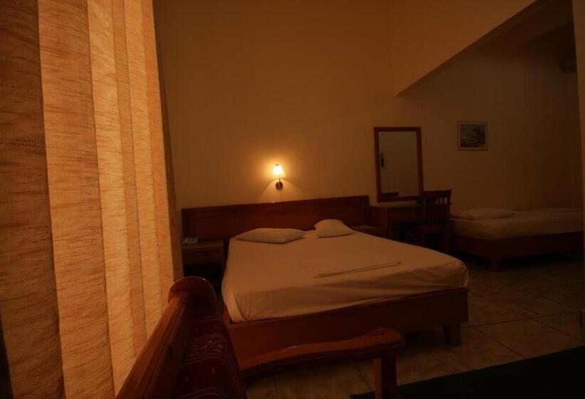 חדר סטנדרט לשלושה, Lena