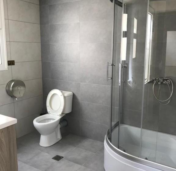 חדר סטנדרט לארבעה, Lena