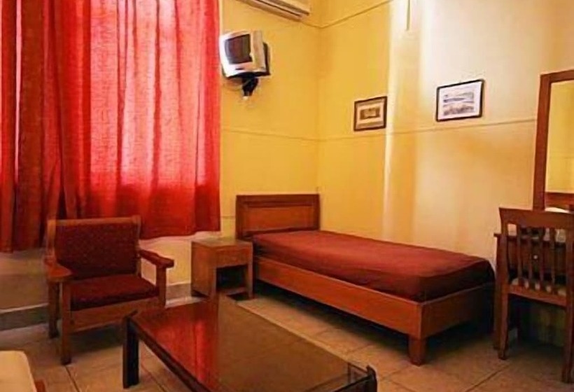 חדר סטנדרט יחיד, Lena