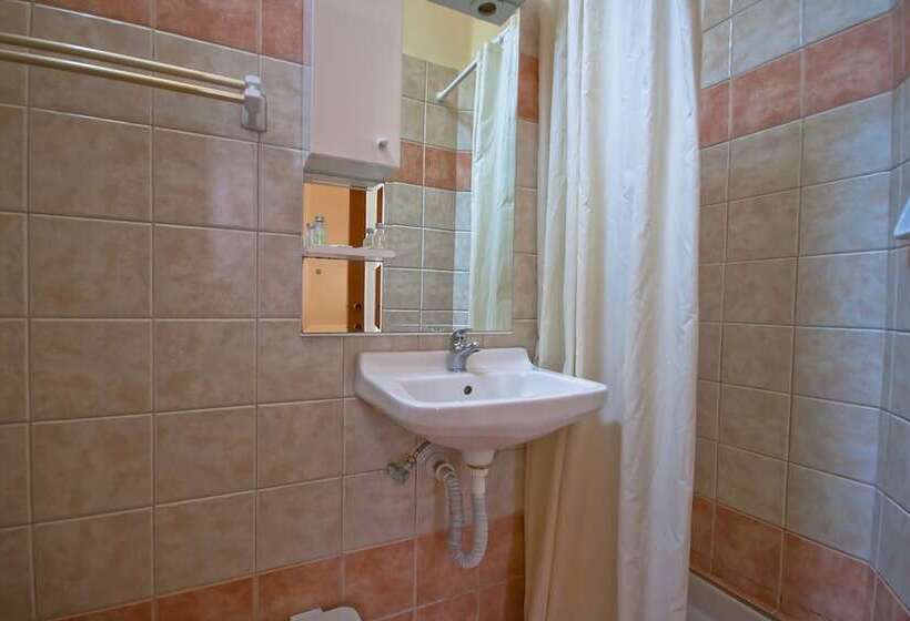 חדר סטנדרט לארבעה, Lena