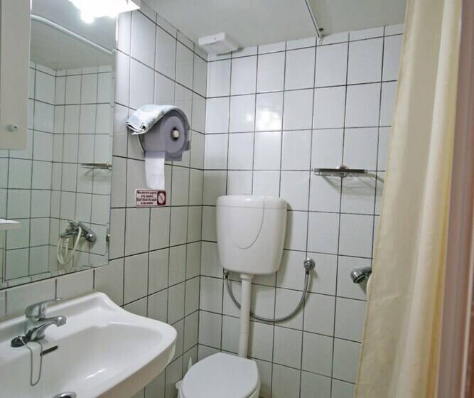 חדר סטנדרט לשלושה, Lena