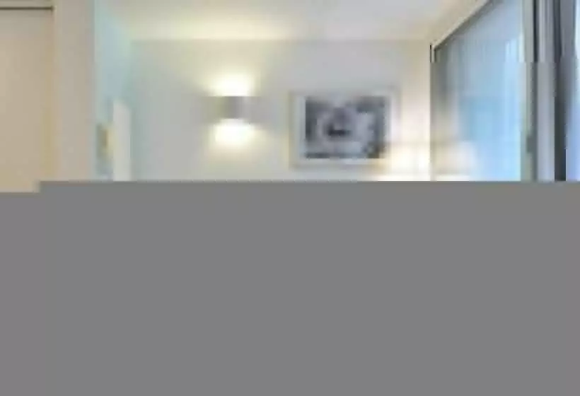 استودیوی استاندارد, Temporesidence Chateauneuf