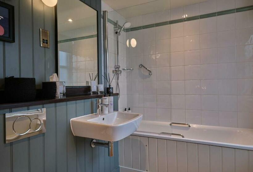 豪华房间, The Bear Esher