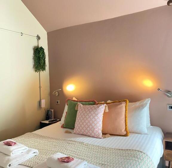 스탠다드 룸, The Fort York