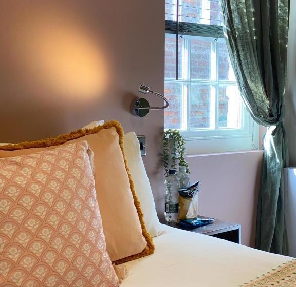 스탠다드 룸, The Fort York