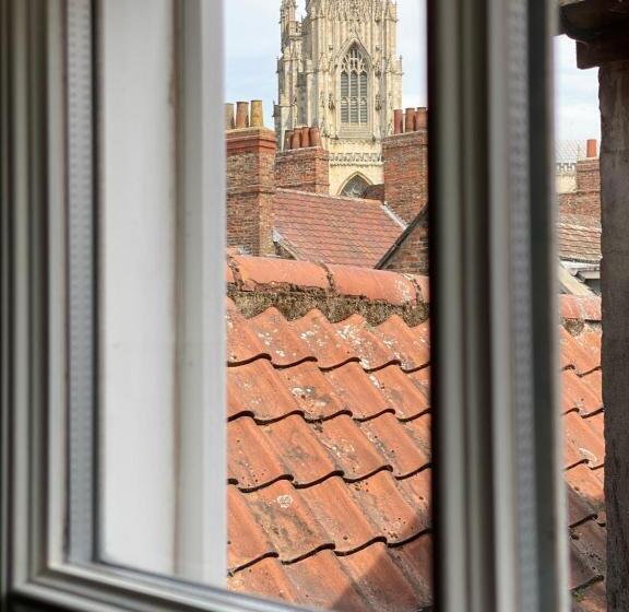 스탠다드 룸, The Fort York