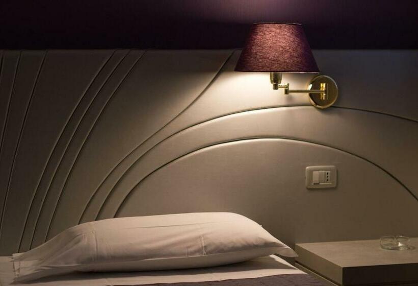 スタンダードシングルルーム, Alan