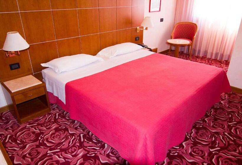 スタンダードルーム, Alan