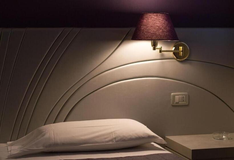 スタンダードルーム, Alan