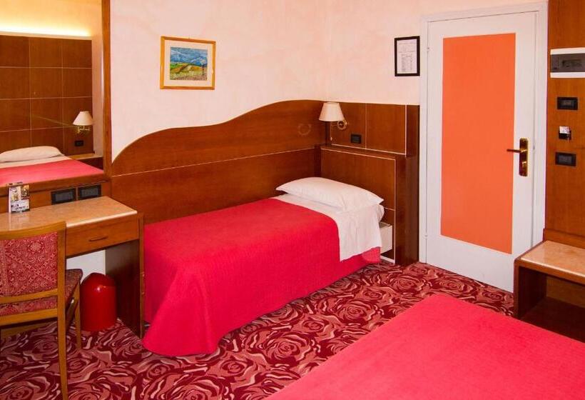 スタンダードトリプルルーム, Alan