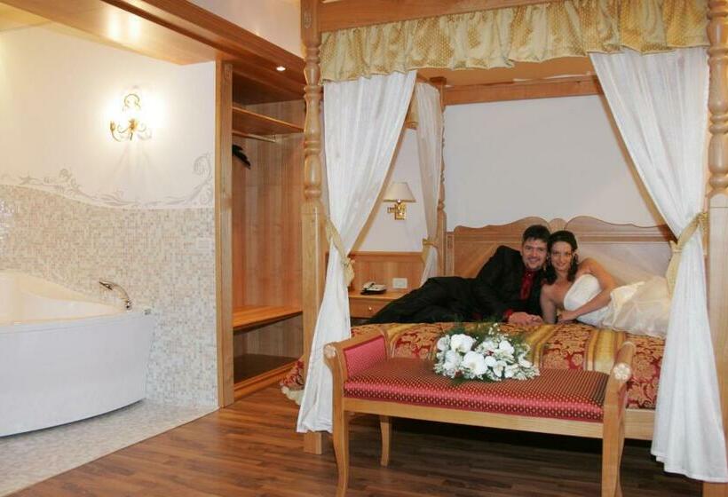 جناح جونيور, Cavallino Lovely