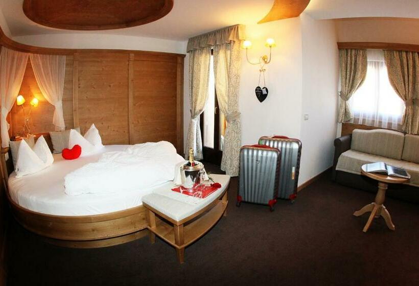 جناح جونيور, Cavallino Lovely