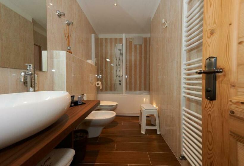 جناح جونيور, Cavallino Lovely