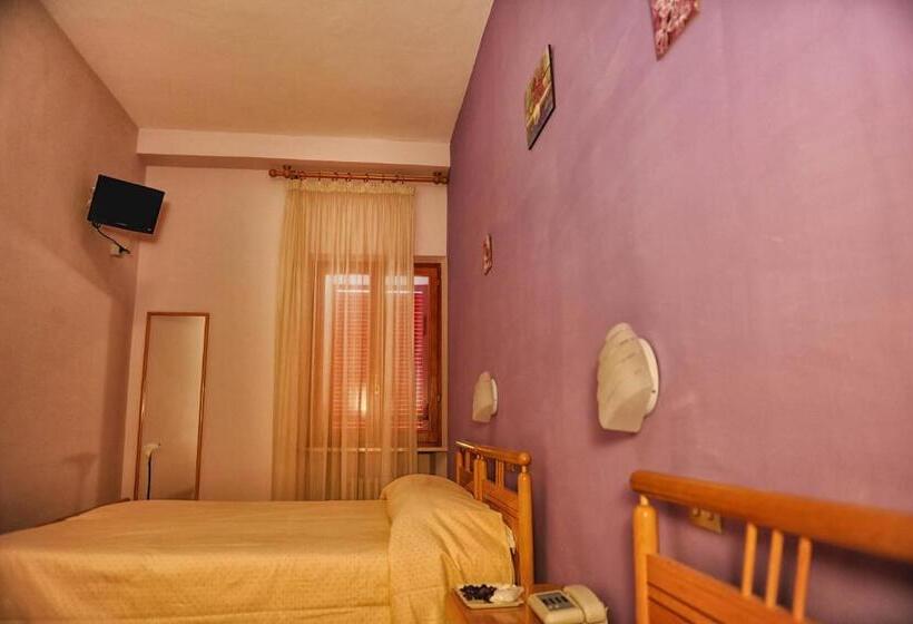 غرفة قياسية ثلاثية, Centrale Di Paolo E Cinzia