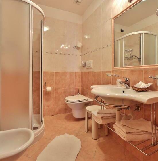 غرفة قياسية ثلاثية, Fai