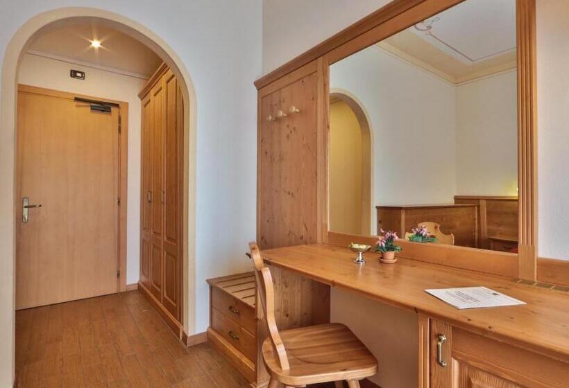 غرفة قياسية رباعية, Fai