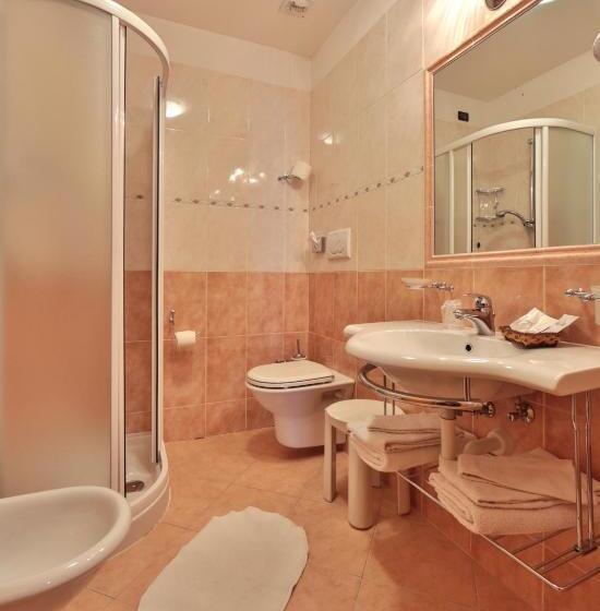 חדר סטנדרט לארבעה, Fai