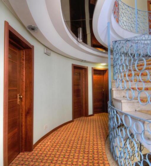 غرفة قياسية مزوَّدة بشُرفة, Franz