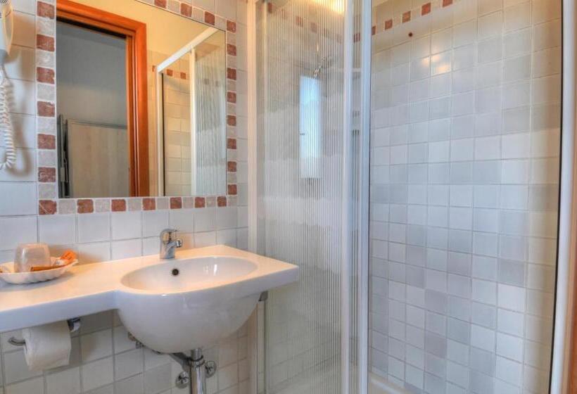 غرفة قياسية ثلاثية مزودة بشرفة, Franz