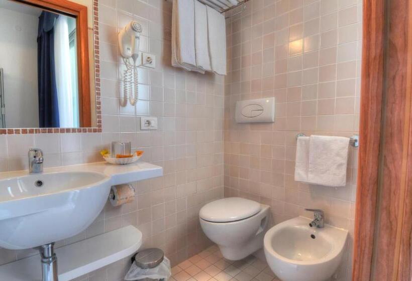 غرفة قياسية ثلاثية مزودة بشرفة, Franz