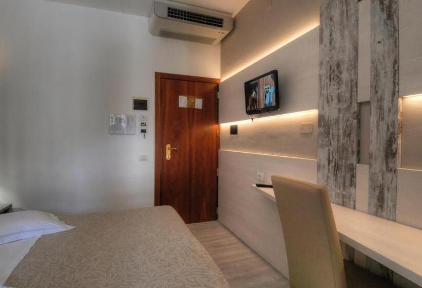 غرفة قياسية رباعية مزودة بشُرفة, Franz