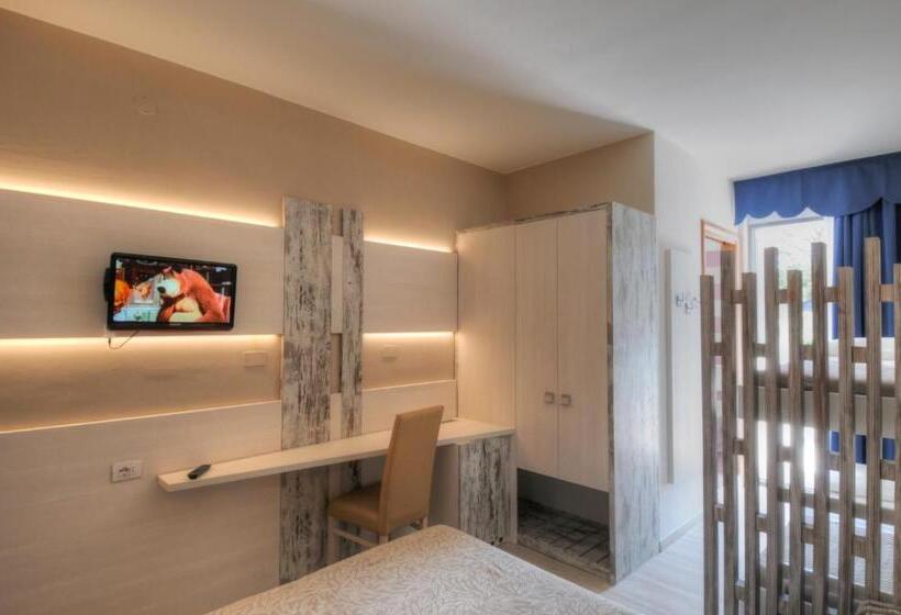 غرفة قياسية رباعية مزودة بشُرفة, Franz