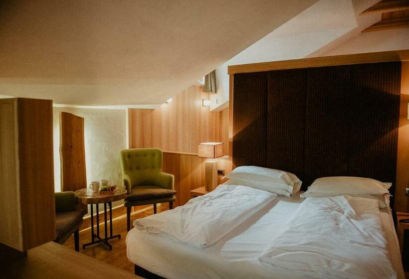 جناح ديلوكس, Larice