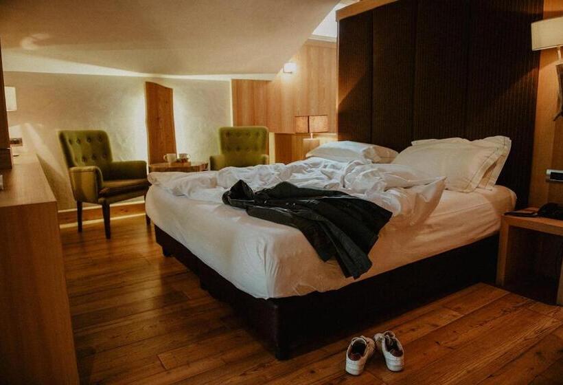 جناح ديلوكس, Larice