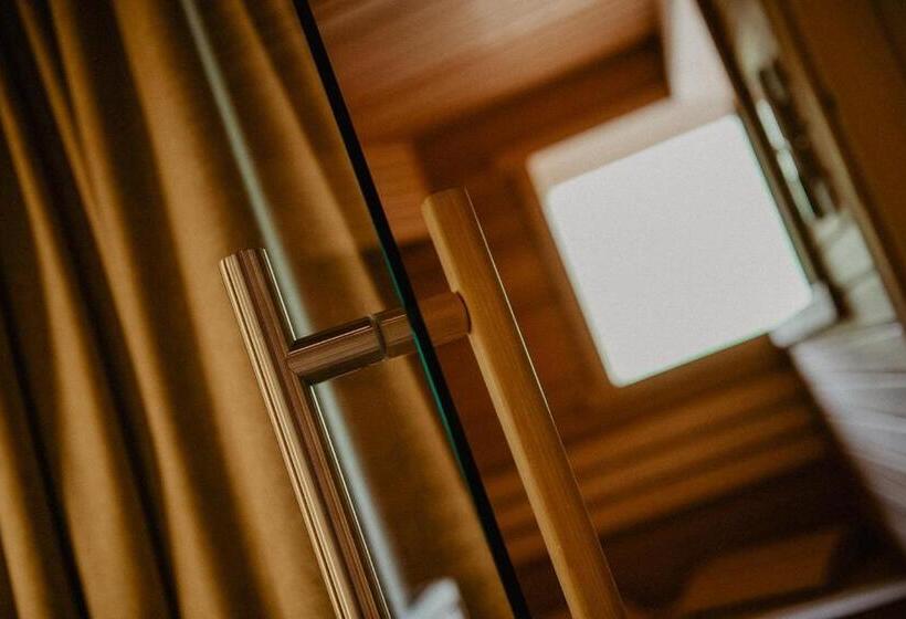 جناح ديلوكس, Larice